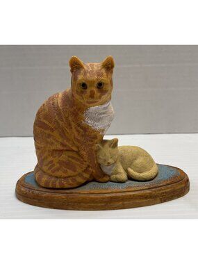 Molded Solid Plastic Mama Cat Sleeping Kitten Shelf  Table Decor Vintage - EUC